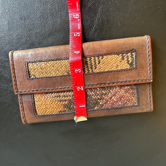 Vintage Brown Leather Tri-Fold Clasp Closure Wallet with Woven Details - Picture 10 of 12